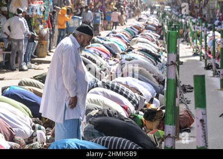 February 4, 2022, Ajmer, Ajmer, India: Muslims during Friday Namaj outside Ajmer.  The Urs festival is an annual festival held at Ajmer, Rajasthan, India which commemorates the anniversary of the death of Sufi saint Moinuddin Chishti, (founder of the Chishtiya Sufi order in India).It is held over six days and features night-long dhikr (zikr) qawwali singing. The anniversary is celebrated in the seventh month of the Islamic lunar calendar. Thousands of pilgrims visit the shrine from all over India and abroad. (Credit Image: © Shaukat Ahmed/Pacific Press via ZUMA Press Wire) Stock Photo