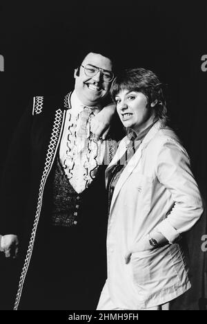 Geoffrey Durham (The Great Soprendo) and Victoria Wood in FUNNY TURNS at the King’s Head Theatre Club, Islington, London N1  22/03/1982   design: Roger Glossop  lighting: Howard Eaton Stock Photo