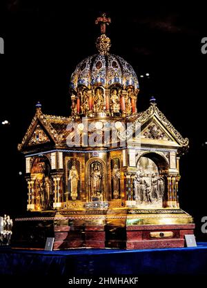 Corona and Leopardus shrine in the cathedral treasury, Aachen, North Rhine-Westphalia, Germany Stock Photo