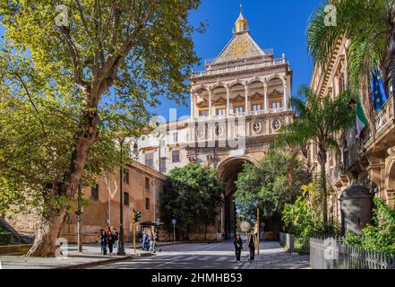 Porta Nuova at the Palazzo Reale in the old town, Palermo, Sicily, Italy Stock Photo