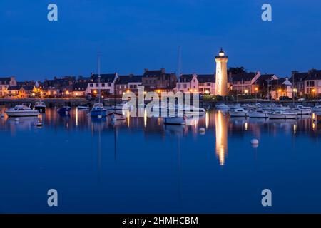 Roscoff, houses and lighthouse at the harbour, evening mood, France, Brittany, Finistère department Stock Photo