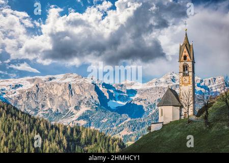 Europe, Italy, South Tyrol, Gadertal valley / Val Badia, Wengen / La Val, St. Barbara alpine chapel in Tolpei Stock Photo