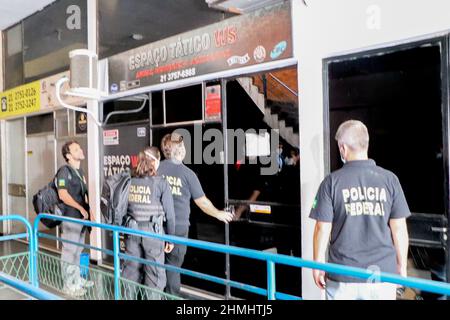 February 10, 2022, Rio de Janeiro, Rio de Janeiro, Brasil: (INT) Police Ã¢â‚¬Å“Operation ConfessioÃ¢â‚¬Â in Rio de Janeiro. February 10, 2022, Rio de Janeiro, Brazil: Movement of Brazilian Federal police officers during Operation Confessio, which works against a scheme of falsification of Army documents to facilitate the sale and possession of weapons, in Vila dos Teles, in Sao Joao de Meriti, in Baixada Fluminense. About 100 police officers carry out 27 search and seizure warrants at different points. .Credit: Jose Lucena/Thenews2 (Foto: Jose Lucena/TheNews2/Zumapress) (Credit Image: © Jose Stock Photo