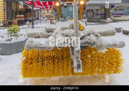 https://l450v.alamy.com/450v/2hmja1h/power-brush-machine-snow-removal-city-street-2hmja1h.jpg