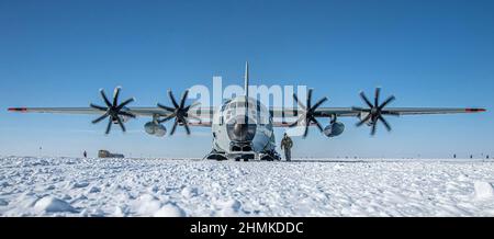 An LC-130 “Skibird” assigned to the to the 109th Airlift Wing, New York National Guard, is prepped for a mission at McMurdo Station, Antarctica. The 109th Airlift Wing supported the 34th season of Operation Deep Freeze at McMurdo Station, Antarctica, from October 2021 through February 2022 .(U.S. Air National Guard photo by Major Shay Price). Stock Photo