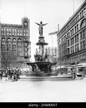 Tyler Davidson Fountain, Fountain Square, Cincinnati, Ohio, USA, Detroit Publishing Company, 1904 Stock Photo