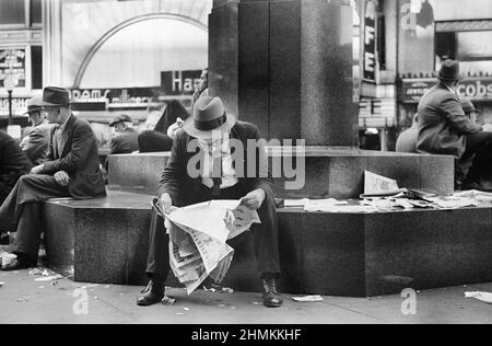 Man reading Newspaper, Fountain Square, Cincinnati, Ohio, USA, John Vachon, U.S. Office War Information/U.S. Farm Security Administration, October 1938 Stock Photo