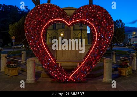 A big red heart with colored lights in the center of the village, to celebrate Valentine's Day, Vicopisano, Pisa, Italy Stock Photo