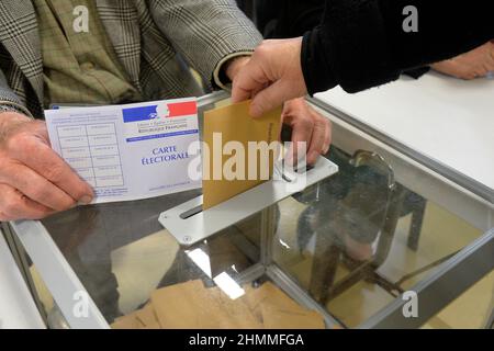 Grasse (south-eastern France), April 23, 2017: polling station for the first round of the presidential election of 2017. Voter inserting the envelope containing his ballot paper into the ballot box Stock Photo