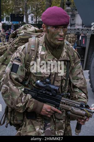 Man from 53 B Company 4th Battalion The Parachute Regiment in combat gear & painted face holding large weapon at the Lord Mayor’s show 2021. Stock Photo