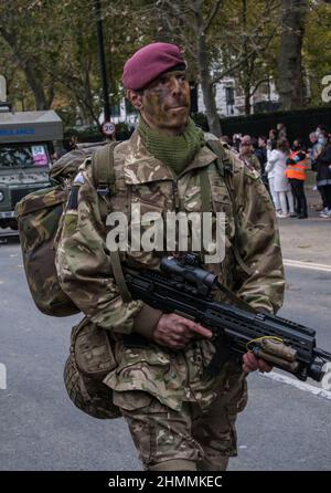 Man from 53 B Company 4th Battalion The Parachute Regiment in combat gear & painted face holding large weapon at the Lord Mayor’s show 2021. Stock Photo