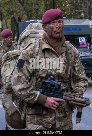 Man from 53 B Company 4th Battalion The Parachute Regiment in combat gear & painted face holding large weapon at the Lord Mayor’s show 2021. Stock Photo