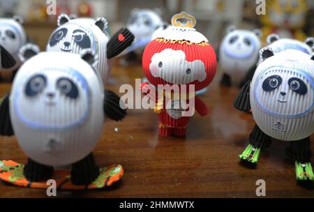 (220211) -- SHENYANG, Feb. 11, 2022 (Xinhua) -- Photo taken on Feb. 10, 2022 shows mascots of Beijing 2022 Olympic Winter Games Bing Dwen Dwen and Beijing 2022 Paralympic Winter Games Shuey Rhon Rhon made of paper in Shenyang, capital of northeast China's Liaoning Province. (Xinhua/Yang Qing) Stock Photo