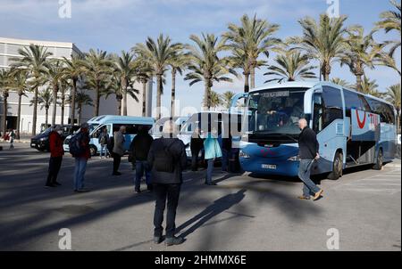 Palma, Spain. 11th Feb, 2022. Tourists traveling with Tui arrive at the airport of Palma de Mallorca and go to their coaches for the onward journey. Tui has started the first flights to Mallorca this year and for the 2022 vacation season. Credit: Clara Margais/dpa/Alamy Live News Stock Photo