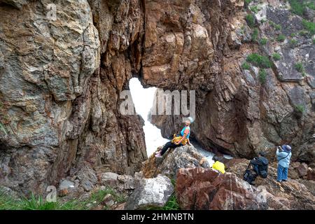 Tan Phung Fishing Village, Phu My, Binh Dinh, Vietnam - January 1, 2022: Tourists enjoy the experience at 'Mui Vi Rong' with a rock cave connecting to Stock Photo