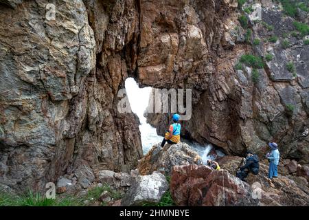 Tan Phung Fishing Village, Phu My, Binh Dinh, Vietnam - January 1, 2022: Tourists enjoy the experience at 'Mui Vi Rong' with a rock cave connecting to Stock Photo