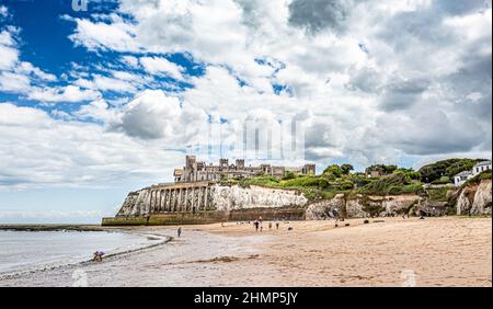 Kingsgate Castle on the cliffs above Kingsgate Bay Stock Photo