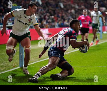 bristol-bears-ratu-naulago-scores-their-side-s-second-try-during-the