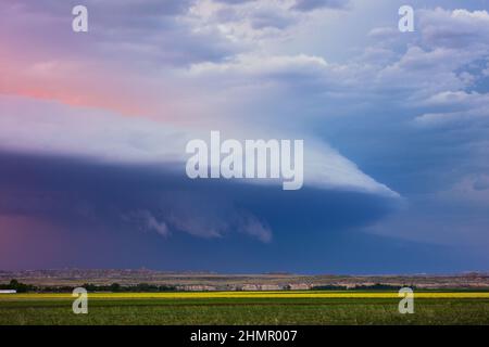 An ominous shelf cloud on the leading edge of a severe thunderstorm near Terry, Montana, USA Stock Photo