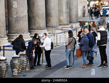 Rome, Italy. 11th Feb, 2022. People wait in line to enter the Pantheon in Rome, Italy, on Feb. 11, 2022. Credit: Jin Mamengni/Xinhua/Alamy Live News Stock Photo