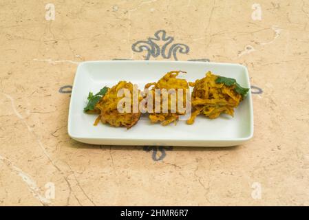 Onion bhaji consists of a kind of snack of onions and fried potatoes. There is an innumerable amount of possible recipes throughout India Stock Photo