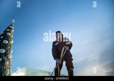 Slinger with rope slings loading ice panels Stock Photo - Alamy