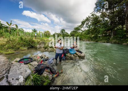 lavando la ropa en el rio Cuatro Chorros,  Lancetillo, La Parroquia, zona Reyna, Quiche, Guatemala, Central America Stock Photo