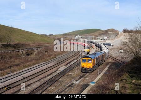 Dove Holes quarry, Derbyshire.  GB Railfreight class 66 locomotive  66786 Loading a train of aggregates hoppers with class 56 56301 shunting behind. Stock Photo