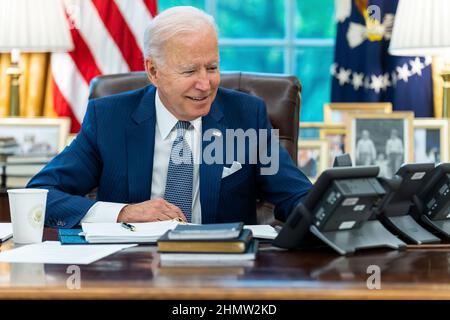 President Joe Biden talks on the phone with French President Emmanuel Macron, Wednesday, September 22, 2021, in the Oval Office. (Official White House Photo by Adam Schultz) Stock Photo