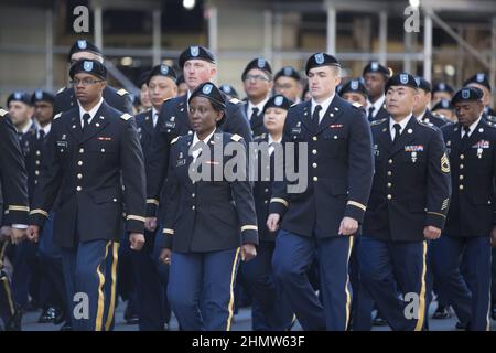 US Army soldiers march in the Veterans Day Parade up 5th Avenue in New York City in 2018 commemorating the 100th anniversary of the end of World War l. (Army Service Uniform, ASU, worn at formal events.) Stock Photo