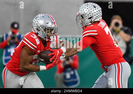 Ohio State Buckeyes quarterback C.J. Stroud (7) hands the ball to running back TreVeyon Henderson (32) during the Rose Bowl game against the Utah Utes Stock Photo