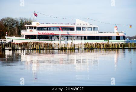 Bad Zwischenahn, Germany. 12th Feb, 2022. The excursion boat 'Bad Zwischenahn' is moored at a jetty on the Zwischenahner Meer in sunny weather. Credit: Hauke-Christian Dittrich/dpa/Alamy Live News Stock Photo