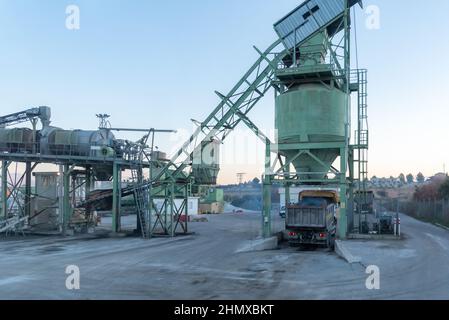 Machinery for the manufacture of asphalt and its storage for loading ...