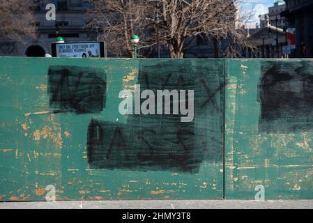 New York, NY, USA - February 11, 2022: Grafitti on green scaffolding reads 'No Vax Pass' Stock Photo