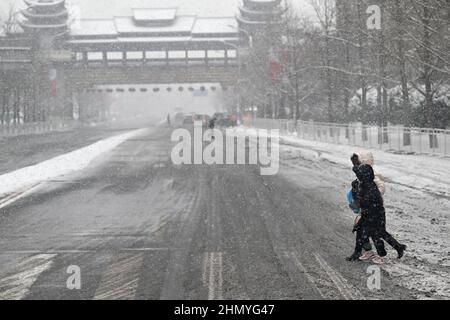 Peking, China. 13th Feb, 2022. Olympics, feature, passers-by crossing a street in Beijing. Credit: Peter Kneffel/dpa/Alamy Live News Stock Photo