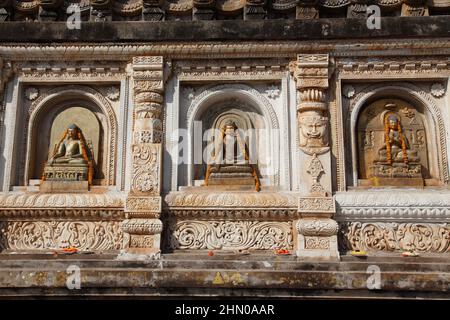 Sculpted stone railings surrounding the Mahabodhi Temple, some dating from the Sunga period ( 184-72 BC ) in Bodhgaya, India Stock Photo