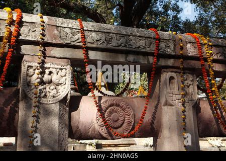 Sculpted stone railings surrounding the Mahabodhi Temple, some dating from the Sunga period ( 184-72 BC ) in Bodhgaya, India Stock Photo