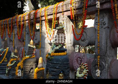 Sculpted stone railings surrounding the Mahabodhi Temple, some dating from the Sunga period ( 184-72 BC ) in Bodhgaya, India Stock Photo