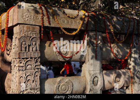 Sculpted stone railings surrounding the Mahabodhi Temple, some dating from the Sunga period ( 184-72 BC ) in Bodhgaya, India Stock Photo