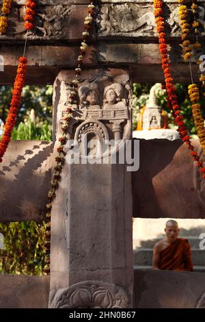 Sculpted stone railings surrounding the Mahabodhi Temple, some dating from the Sunga period ( 184-72 BC ) in Bodhgaya, India Stock Photo