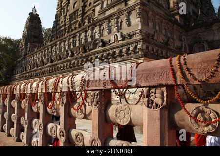 Sculpted stone railings surrounding the Mahabodhi Temple, some dating from the Sunga period ( 184-72 BC ) in Bodhgaya, India Stock Photo