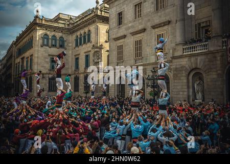 Barcelona, Spain. 13th Feb, 2022. The various 'Collas de Castellers' (teams) of Barcelona build human pillars in front of the Town Hall during the winter city festival 'Santa Eulalia' Credit: Matthias Oesterle/Alamy Live News Stock Photo