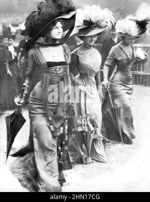 EDWARDIAN LADIES FASHIONS about 1910 Stock Photo