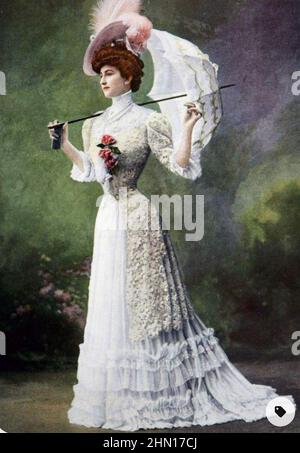 EDWARDIAN LADIES FASHIONS about 1910 Stock Photo