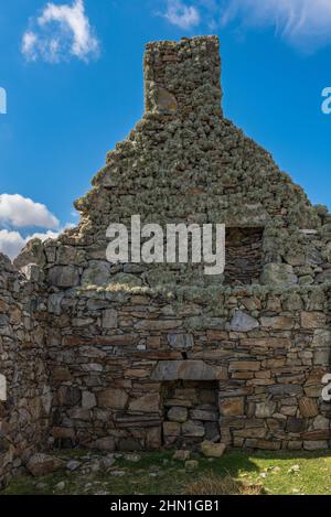 Ruined house beside Lon Dubh in Eastern Gerinish in South Uist Stock Photo