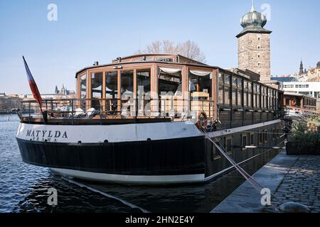 Two ladies relaxing on the floating hotel 'Botel Matylda' in Prague, Czech Republic Stock Photo