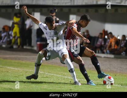 Campinas, Brazil. 13th Feb, 2022. SP - Campinas - 02/13/2022 - PAULISTA 2022, PONTE PRETA X SAO PAULO - Jean Carlos, a Ponte Preta player, disputes a bid with Igor Vinhas, a Sao Paulo player, during a match at the Moises Lucarelli stadium for the 2022 Paulista championship. Photo: Rogerio Capela/ AGIF/Sipa USA Credit: Sipa USA/Alamy Live News Stock Photo