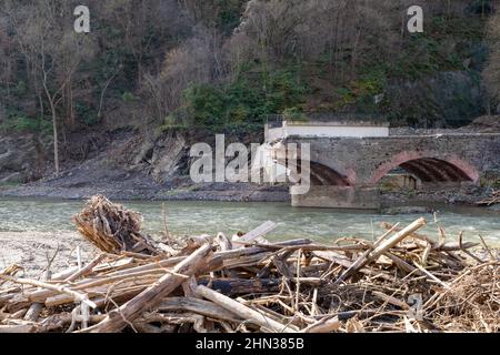 Flood damage in Ahrtal and Eifel. Reconstruction after cleanup. Zerstörte Ahrtalbahn-und Fussgängerbrücke Mayschoss, Germany Stock Photo