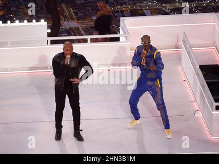 Los Angeles, Los Angeles. 11th Feb, 2022. Pepsi Super Bowl LVI Halftime  Show performers Snoop Dogg, Mary J. Blige and Dr. Dre stand with MJ  Acosta-Ruiz, and Nate Burleson after the Pepsi