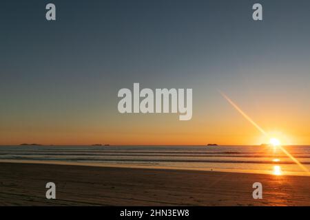 February 13, 2022: The clear sunset at Silver Strand State Beach in Coronado, California on Sunday, February 13th, 2022 (Rishi Deka/Zuma Press). The torrid weather allured many to the famous San Diego beach and nearby sites including Imperial Beach pier, Coronado Islands, Coronado Beach and Peninsula, downtown San Diego, San Diego Bay, cruise ships, and silver dollar shells. The heat wave in Southern California has now ended. (Credit Image: © Rishi Deka/ZUMA Press Wire) Stock Photo